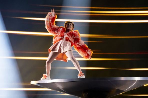 Nemo na meti kritika samo zbog suknje i jer je nebinaran