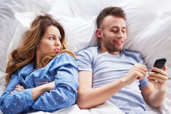 muskarac i zena u krevetu