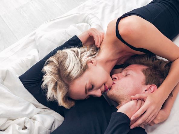 Mladi par u krevetu intimni odnosi