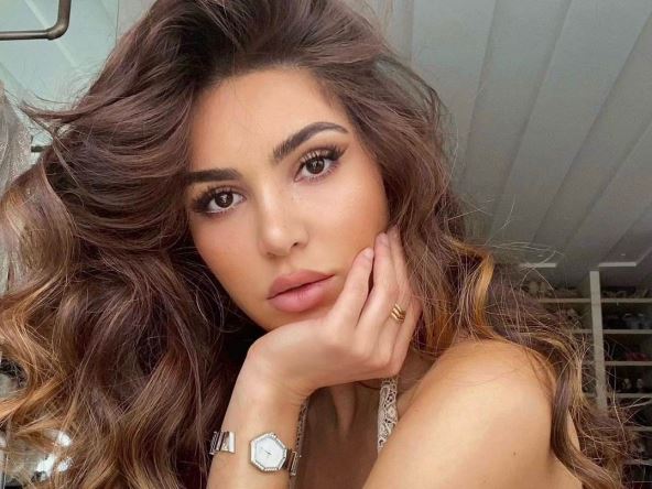 Pre nego što krenete sa uvijanjem, nanesite penu.