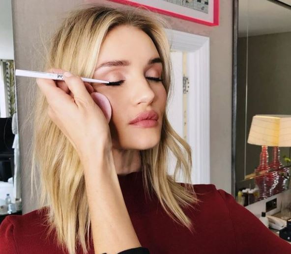 Šminkanje očiju je takođe važan detalj na koji treba obratiti pažnju.