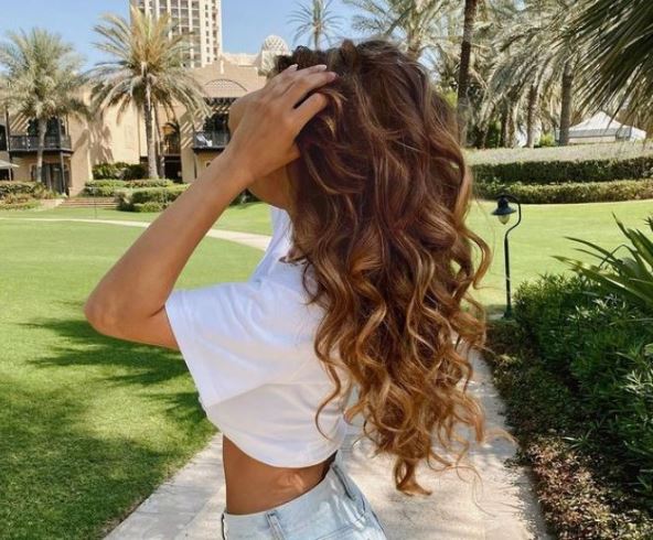 Lokne sa kaišem od bade mantila su odlična alternativa za stilizovanje frizure pomoću figara ili pegle.