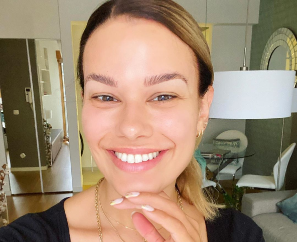 Tamara Ćosić nožićem za brijanje lica obrve održava urednim.