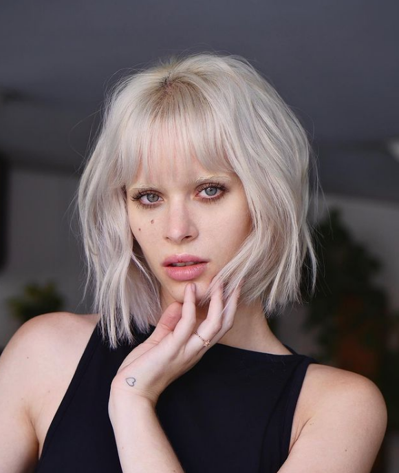 Ravno ošišan bob sa šiškama dobija poseban šarm.