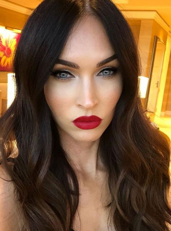 Za veče je dozvoljena jača šminka za plave oči, te je onda odličan izbor svaka senka sa šampanj ili žućkastastim pigmentima.