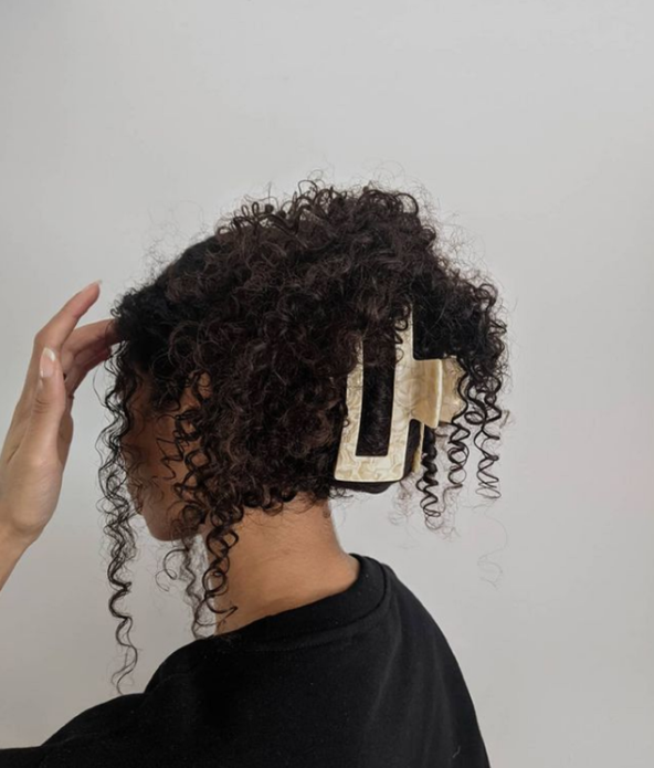 Čak i kovrdžavu kosu možeš da sitlizuješ šnalom.