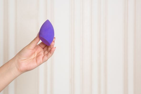 Reč je o sunđeru u obliku jajeta zahvaljujući kome se sva šminka besprekorno nanosi na kožu lica.