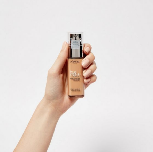 Obogaćen je moćnom formulom koja uspešno kontorliše sjaj, upija ulje i odoleva znoju.