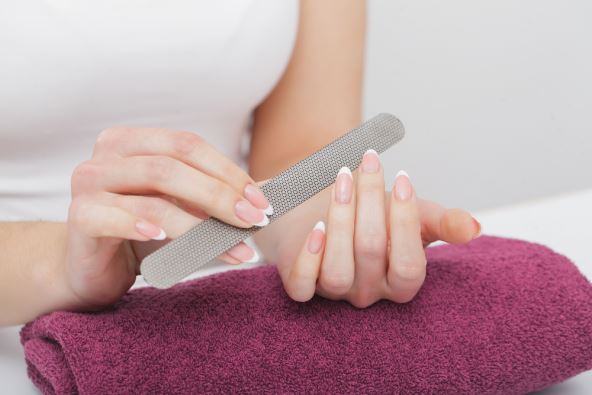 Turpijanje noktiju je prvi korak kod skidnaja gel laka