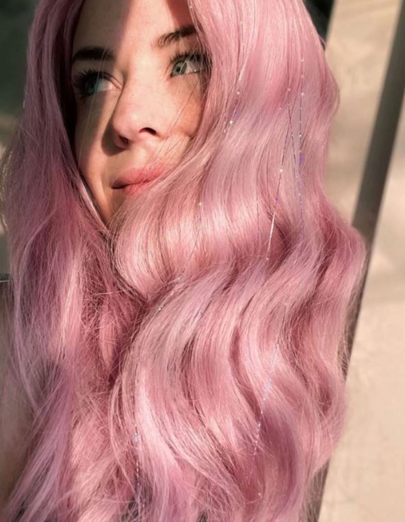 Glitter niti vratile su se na velika vrata.