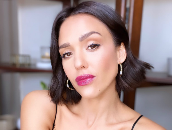 Džesika Alba nosi talasasti bob.