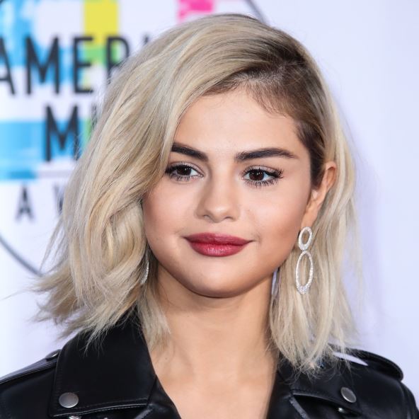 Selena Gomez ima okruglo lice.