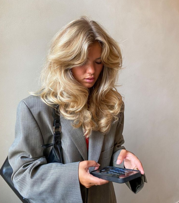 Pre nego što osušite kosu, poprskajte kosu sprejom za povećanje volumena.