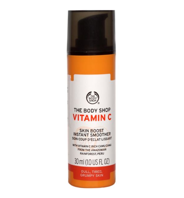 The Body Shop – Vitamin C Skin Booster Instant Smoother čini da koža izgleda sjajno.