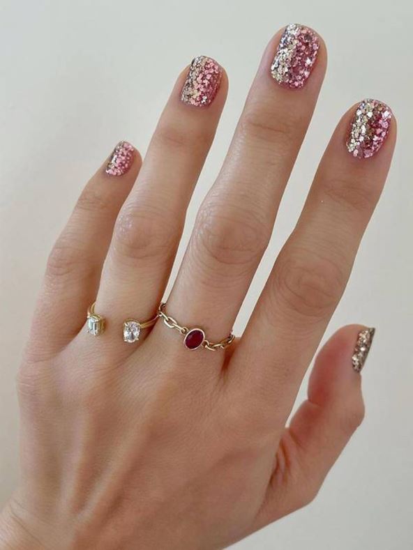 Krupne šljokice na noktima.