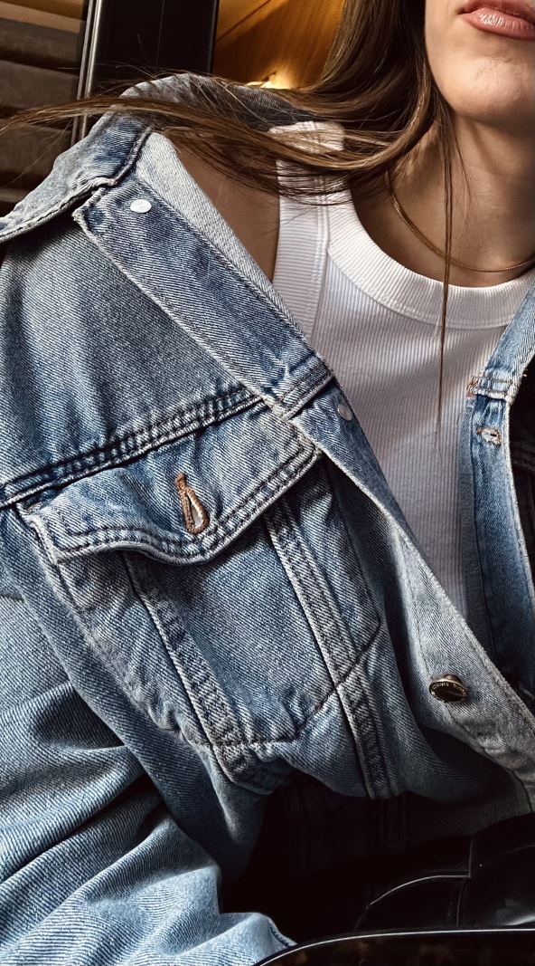 Bela majica bez fleka.