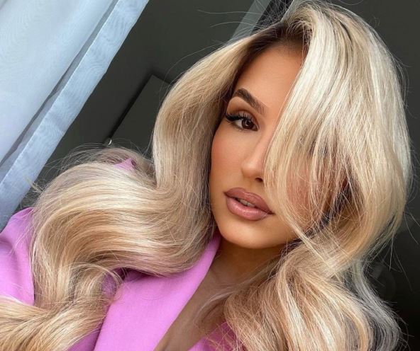 Devojke se kunu u balzam uz drogerija.