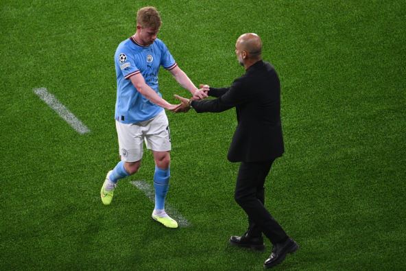 Pep Gvardiola i Kevin De Brujne se pozdravjlaju kraj klupe