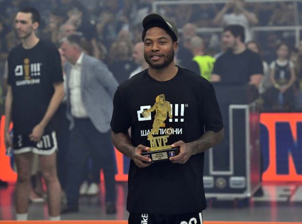 Tajrik Džons MVP 2.jpg