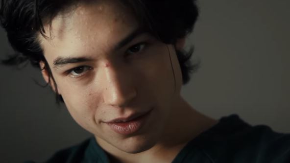 Ezra Miler kao Kevin u filmu Moramo da pričamo o Kevinu