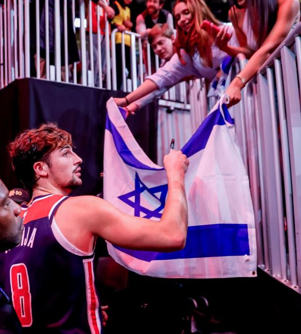 Deni Avdija potpisuje izraelsku zastavu