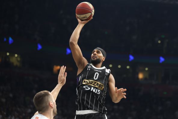 Brendon Dejvis daje koš protiv Budućnosti