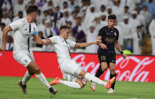 Adam Mičel kao fudbaler Ouklenda.