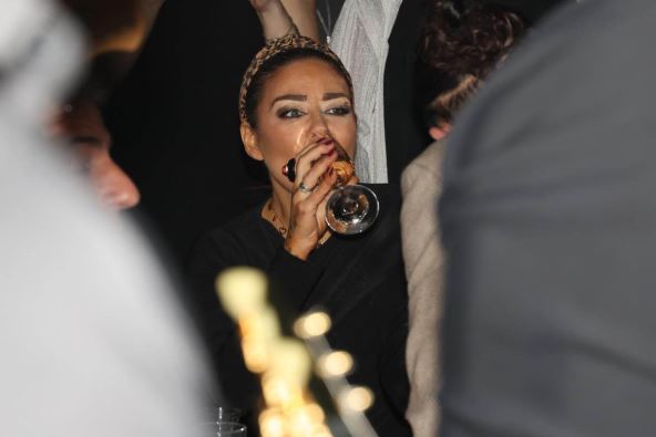 Ana Nikolić pije piće