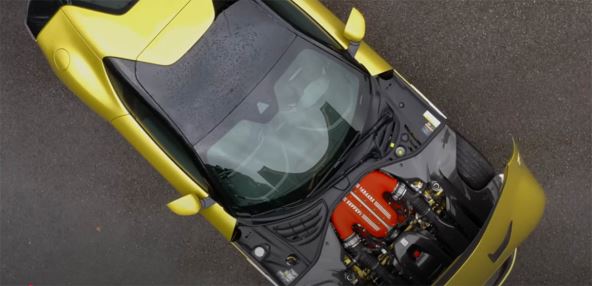 Podginuta hauba automobila Ferrari 12Cilindri u zlatnoj boji