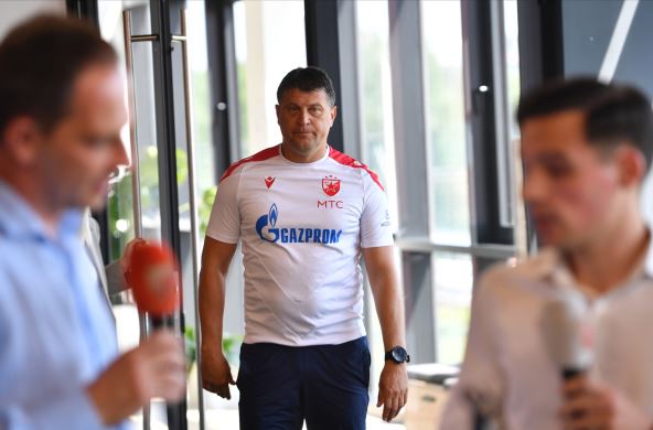 Crvena zvezda konferencija na pripremama (12).jpg