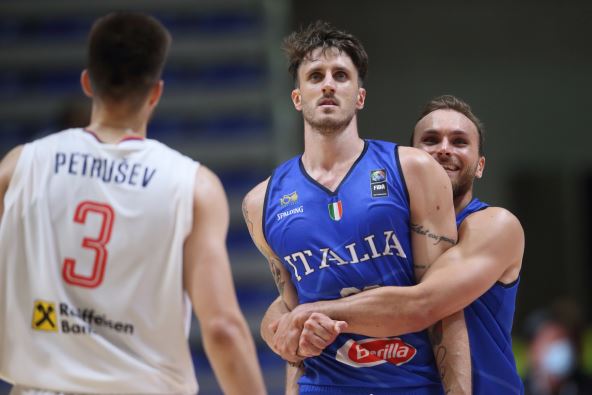 Akile Polonara slavi pobedu Italije protiv Srbije