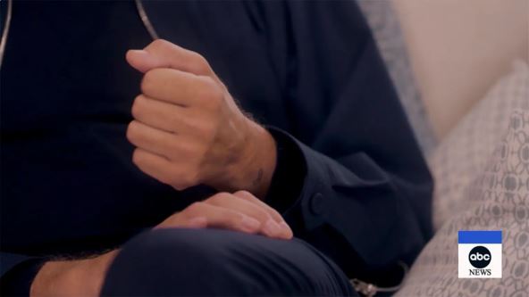 Erik Dejn pokazuje ruku