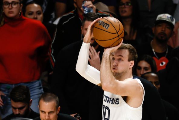 Luk Kenard šutira trojku za Memfis