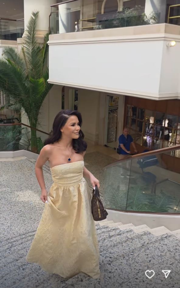 Aleksandra Mladenović haljina i nova ogrlica