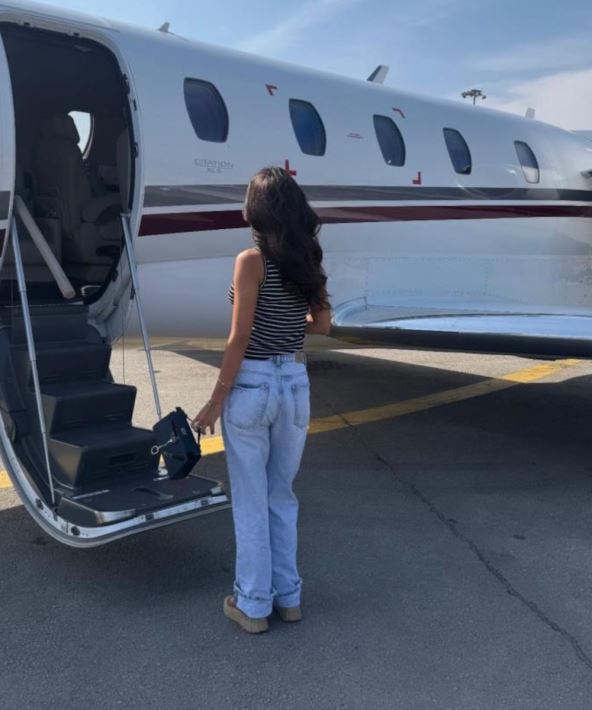 Đina Džinović ispred privatnog aviona