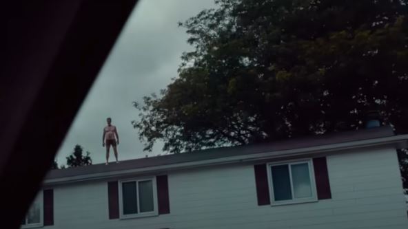 čovek na krovu scena iz hororoa It Follows