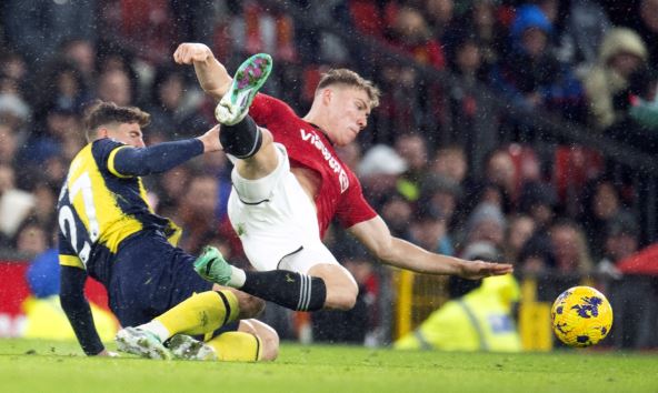 Ilja Zabarni uklizava protiv Rasmusa Hojlunda