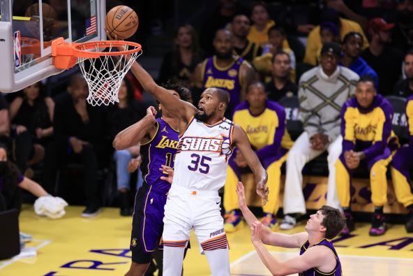 Kevin Durent daje koš za Finiks protiv Lejkersa