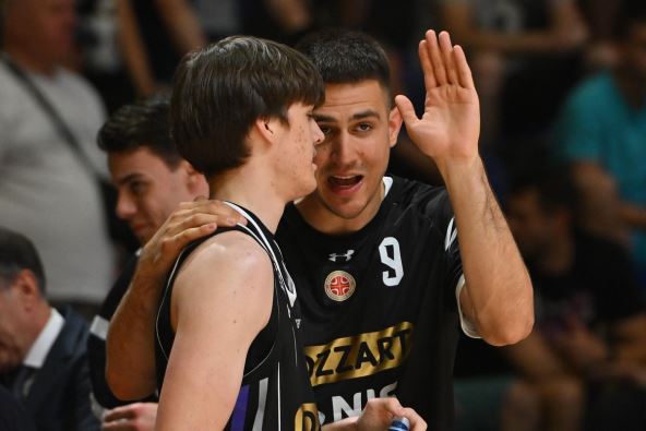 Vanja Marinković daje savet saigraču u Partizanu