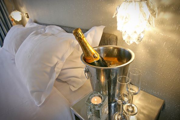 Hotel, soba, šampanjac, krevet, kibla, čaše, sveća