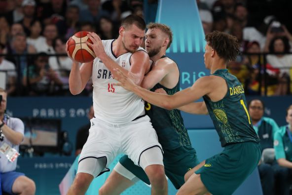 Nikola Jokić na meču protiv Australije, čuva ga Džok Lendejl