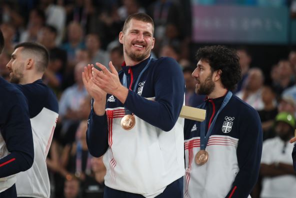Nikola Jokić na dodeli medalja na Olimpijskim igrama u Parizu
