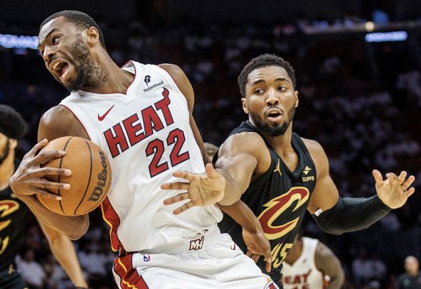 Endrju Vigins u duelu sa Donovanom Mičelom.