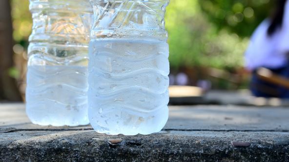 Dve flaše ledeno hladne vode na betonu