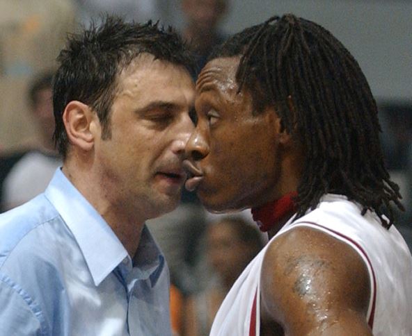Tundži Avodžobi incident na meču Zvezde i Partizana