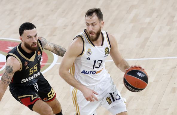 Serhio Rodrigez kojeg čuva Majk Džejms