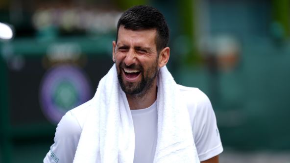 Novak Đoković se smeje na Vimbldonu.
