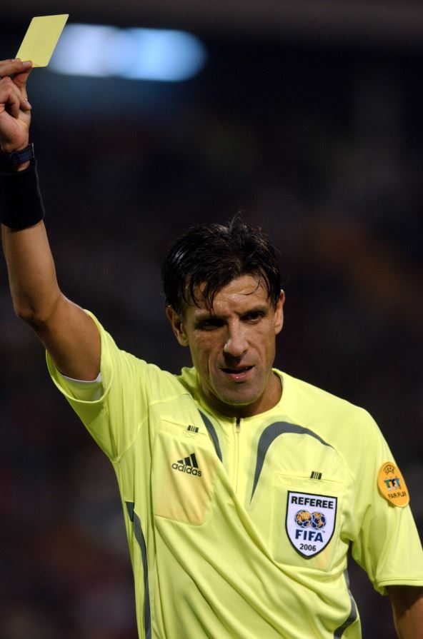 Domeniko Mesina pokazuje žuti karton na utakmici Srbije