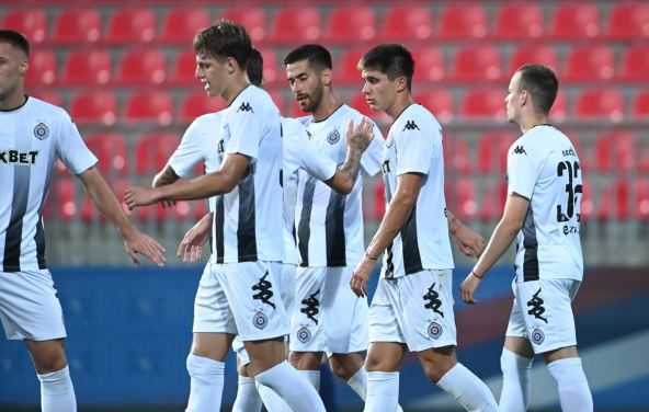 Igrači partizana proslavljaju gol.