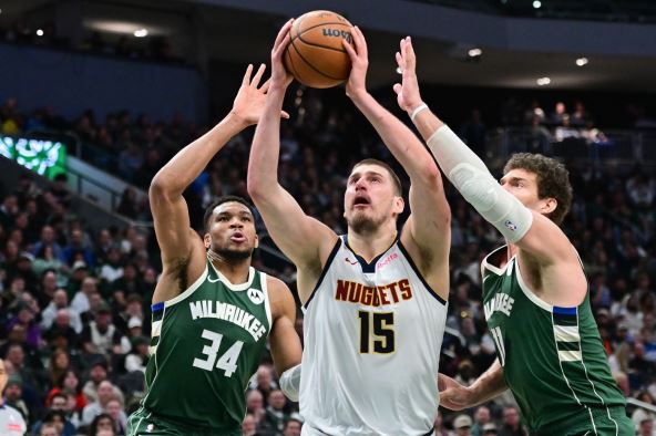 Nikola Jokić u duelu protiv Janisa Adetokumba i Bruka Lopeza na Denver Milvoki